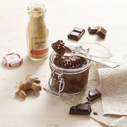 stimmungsvolles Foto vom Topf Ingwer, gemahlen Albert Ménès