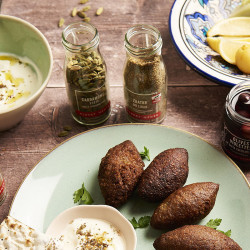 stimmungsvolles Foto des Topfes mit grünem Kardamom von Albert Ménès