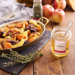 Gelée de pomme Albert Ménès servie sur une tranche de pain grillé, pour un petit-déjeuner gourmand
