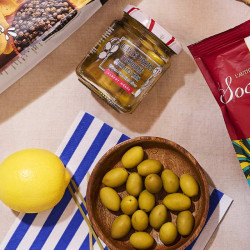 Assiette d'apéritif gourmande avec des olives vertes Picholine Albert Ménès et autres mets