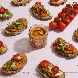 Apéritif élégant avec toasts tartinés de crème de chèvre tomate herbes de Provence Albert Ménès
