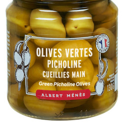 Détail d'une olive verte Picholine Albert Ménès, chair ferme et croquante, parfum frais
