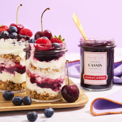 Confiture de cassis Albert Ménès sur une table de petit-déjeuner, tartinée sur un pain grillé