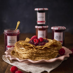 Confiture de fruits rouges Albert Ménès nappant délicatement des crêpes dorées, pour un petit-déjeuner ou goûter gourmand