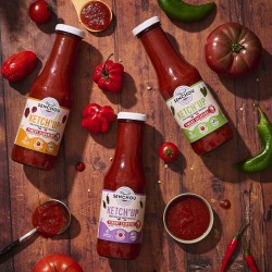 Bouteille de ketchup au piment Habanero posée sur une table, pour un burger ou des grillades relevés