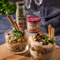 Recette apéritive : verrines de crème forestière au parmesan et persillade, à déguster sur des toasts