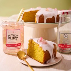 Confit de pétales de rose Albert Ménès utilisé en pâtisserie, nappant un délicat gâteau au safran