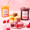 Confiture de Framboise Albert Ménès en pot, accompagnée de macarons pour un cadeau gourmand Saint-Valentin