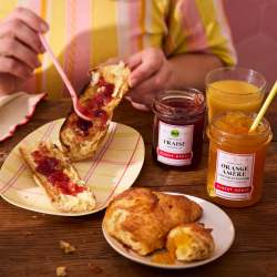 Confiture de fraise bio Albert Ménès sur une table de petit-déjeuner, accompagnée de viennoiseries