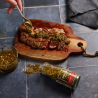 Sauce chimichurri fraîche préparée avec le mélange Albert Ménès, versée sur des légumes grillés