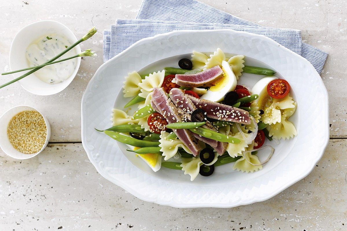 Salade de farfalle au tataki de thon, haricots verts, tomates et sésame