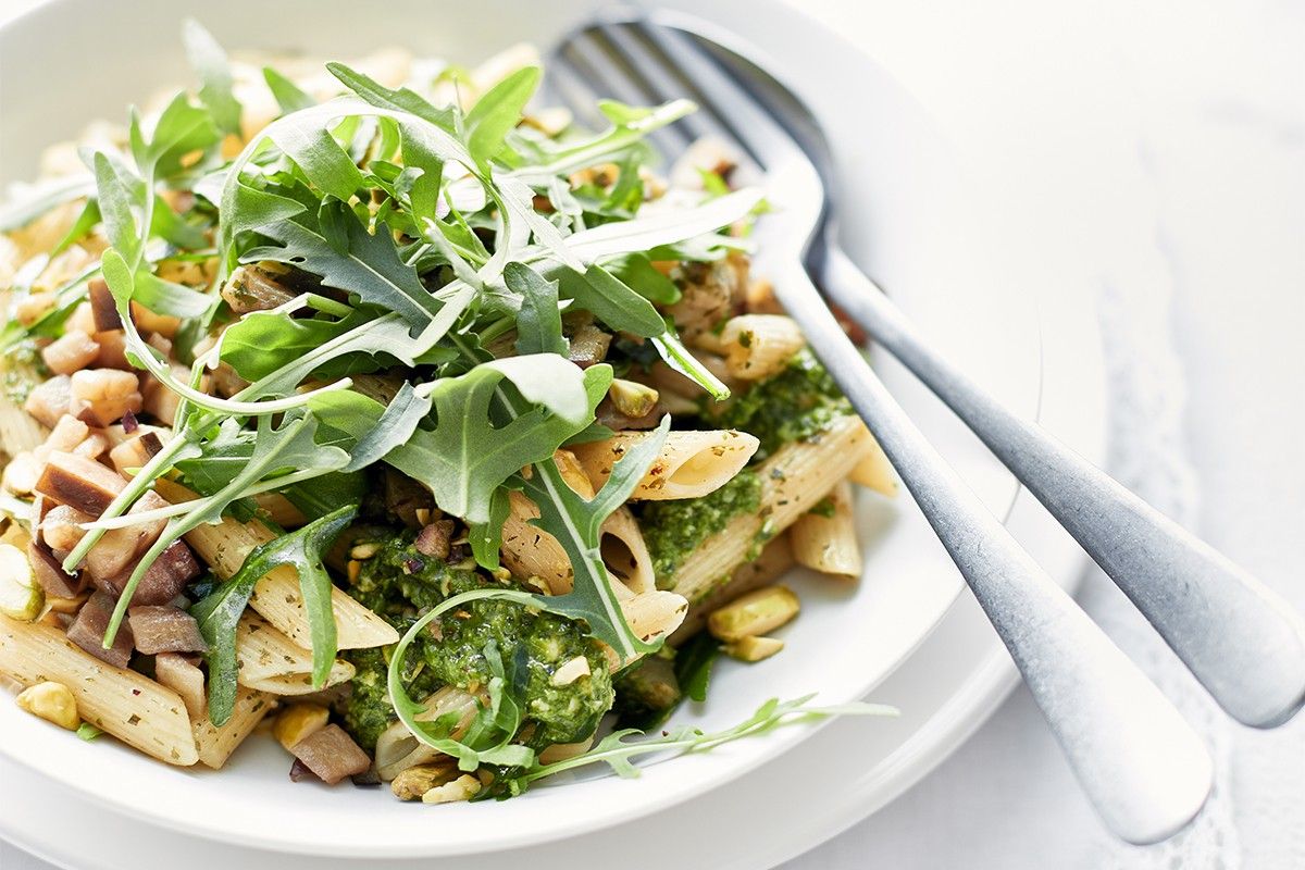 Salade de penne au pesto de roquette, pistache et jambon à l'os