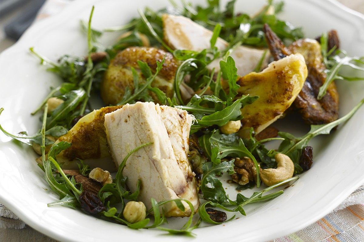 Salade de roquette au poulet et aux fruits secs, vinaigrette de miel et ciboulette