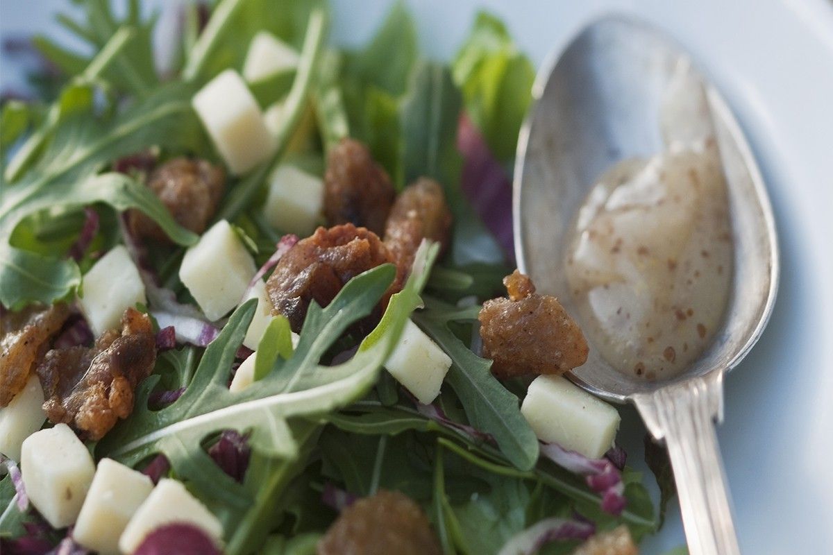 Salade mélangée de fromage de brebis et grattons de canard, vinaigrette au miel