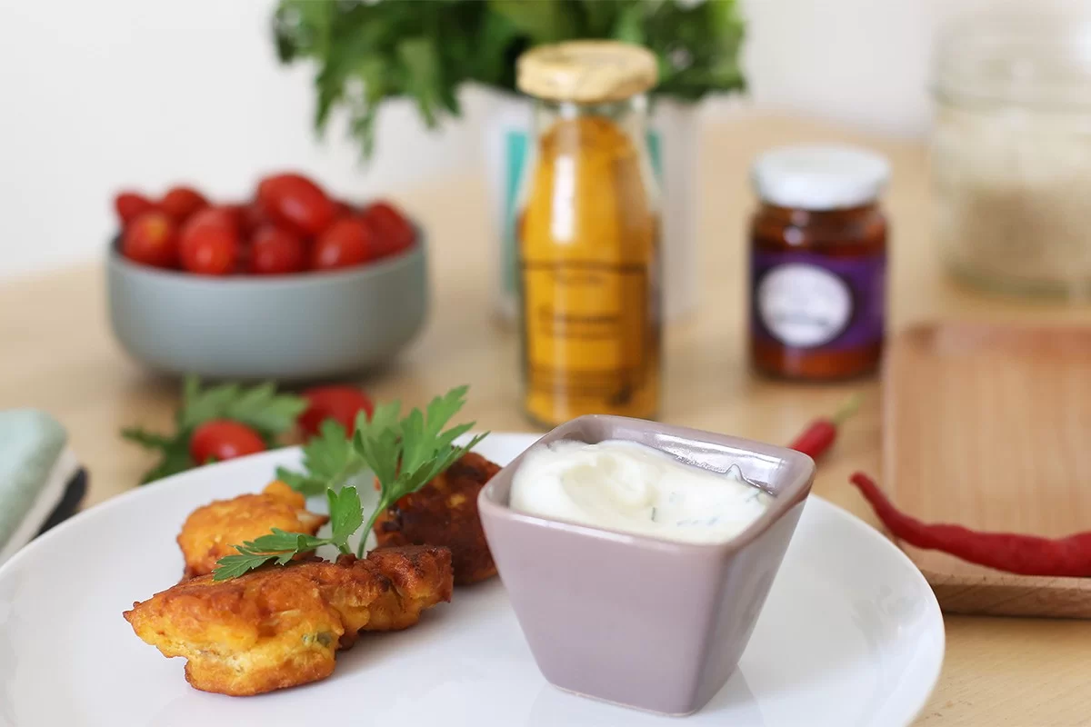 Crevettes sautées au curry, pakoras d'oignon et de patate douce et riz coco