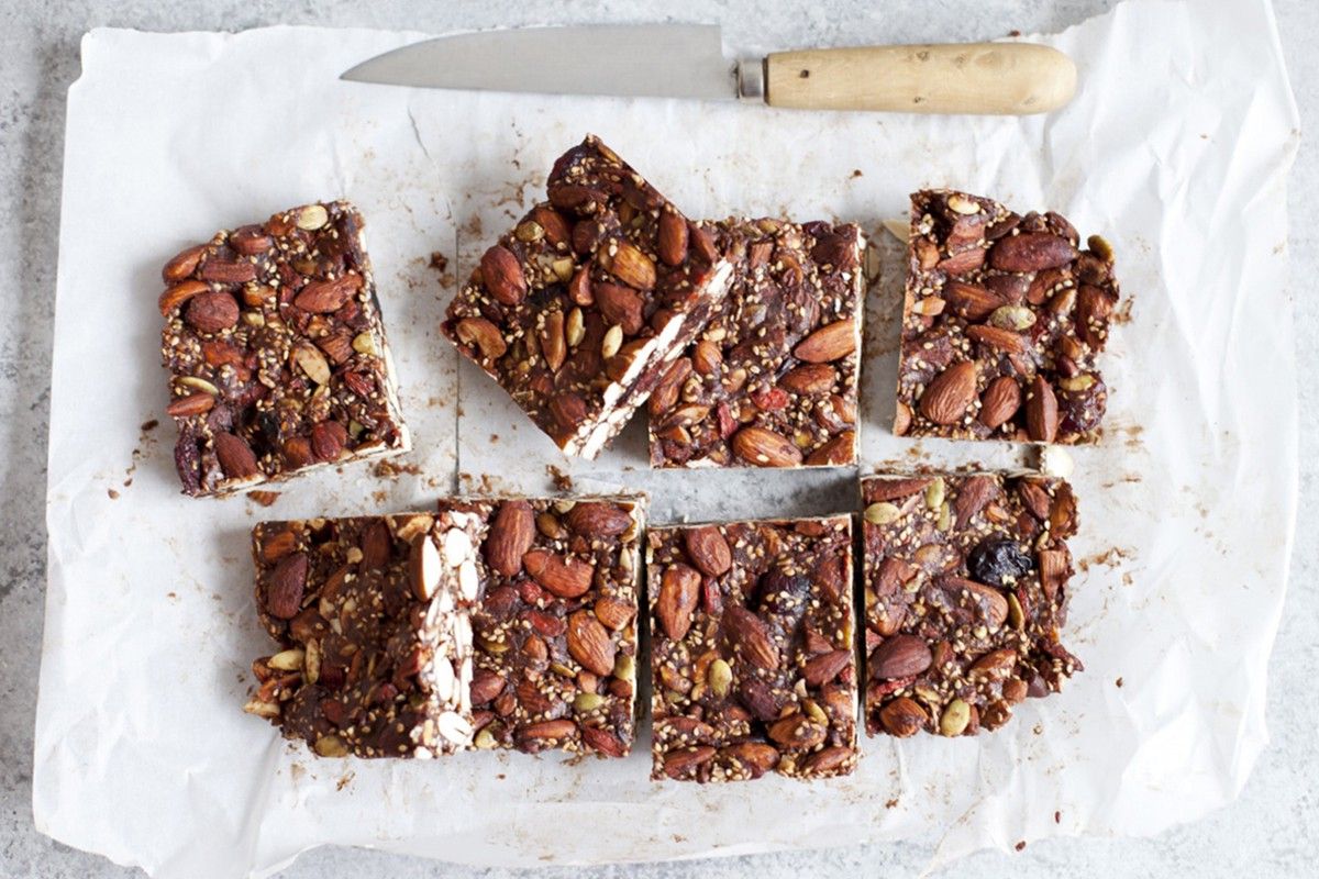 Barre aux amandes rôties, sésame et dattes