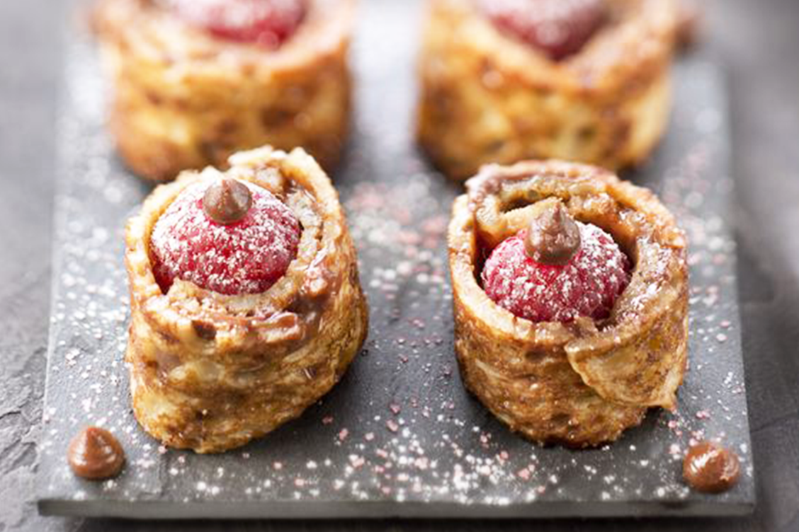 Makis de crêpes à la crème caramel et aux framboises