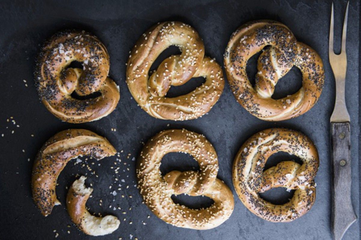 Bretzel à la fleur de sel, au pavot bleu et au sésame