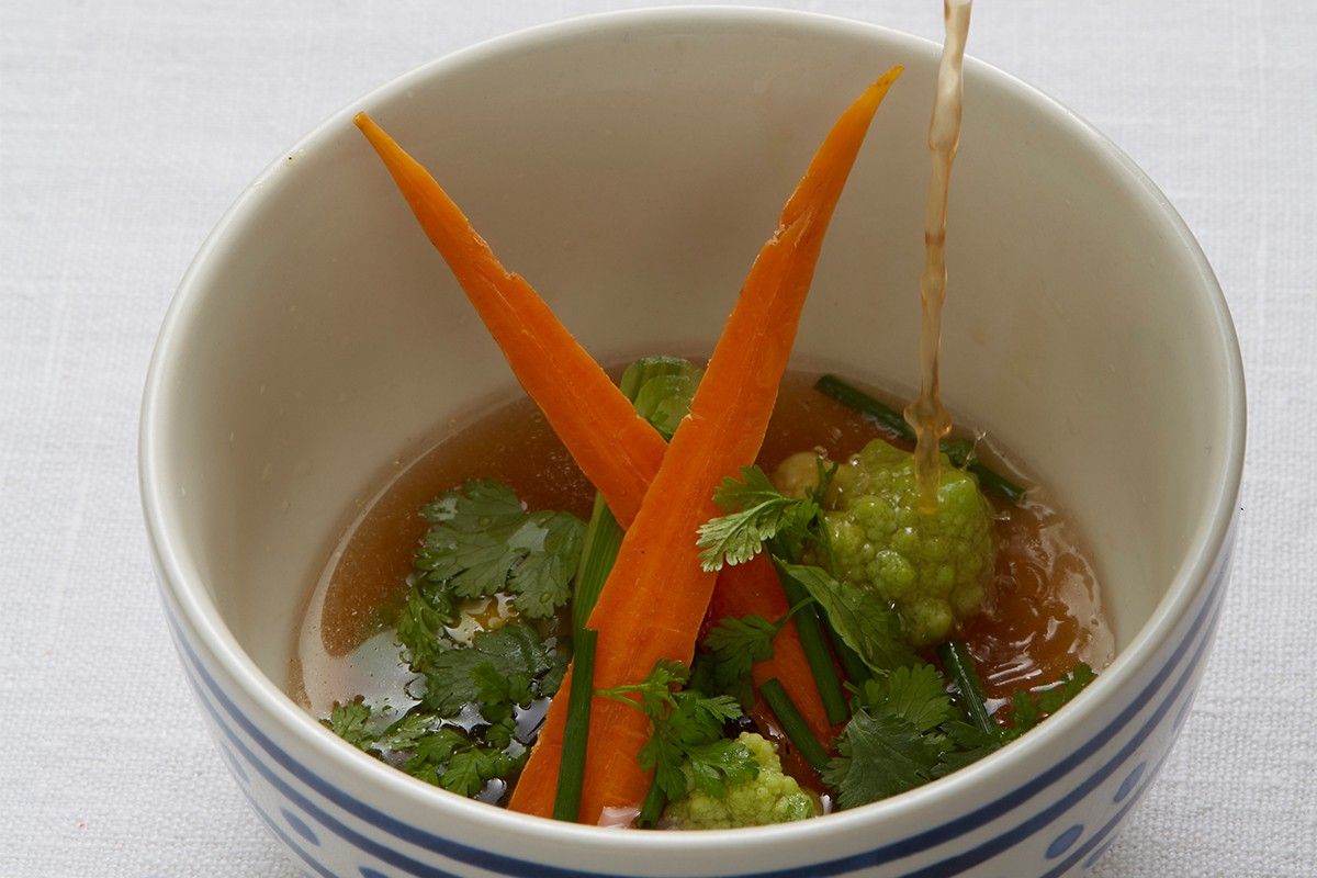 Bouillon de légumes aux poivres et baies