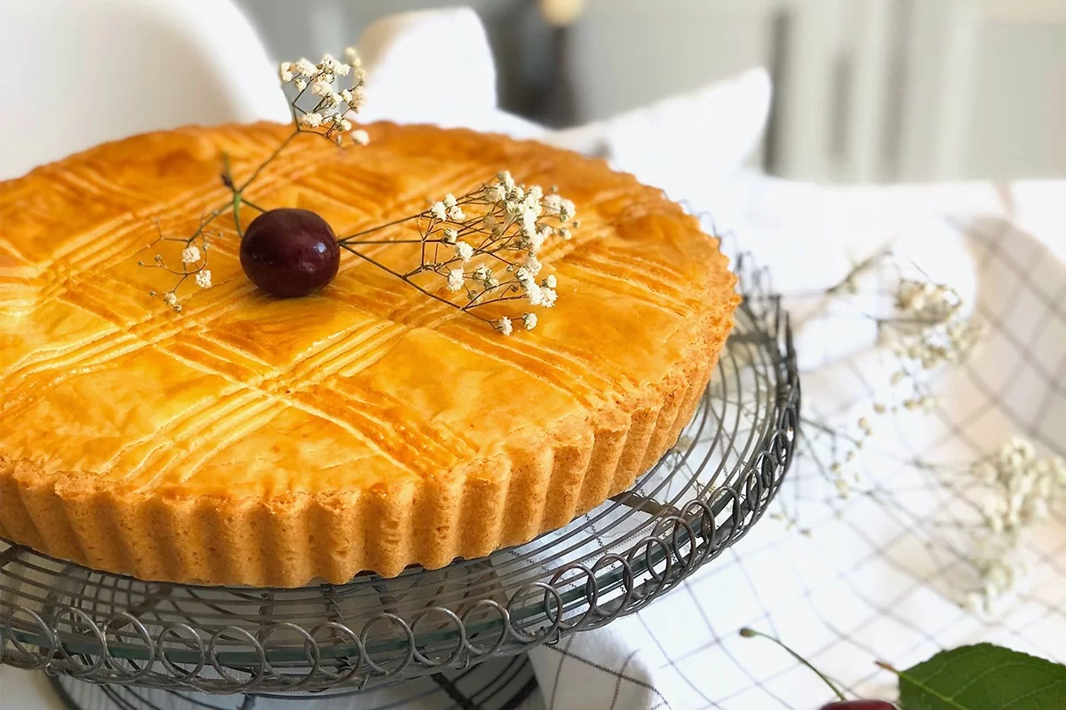 Gâteau basque à la confiture de cerise noire