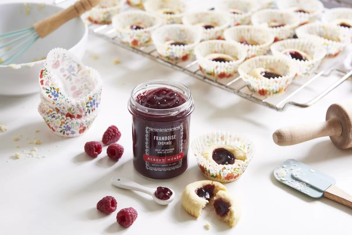 Biscuits sablés à la confiture de framboises