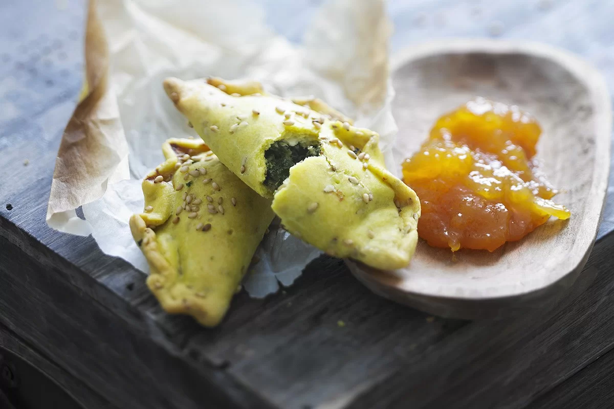 Empanadas au poulet massalé, chutney de mangue