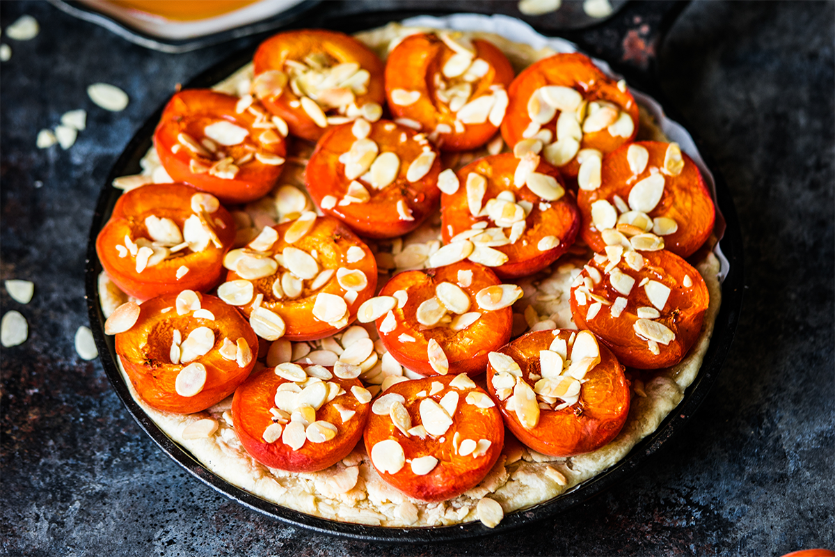 Tarte tatin aux abricots et amandes parfumés au romarin