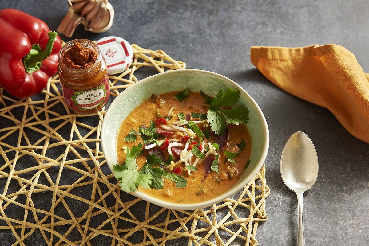 Thaï beef soup with red curry