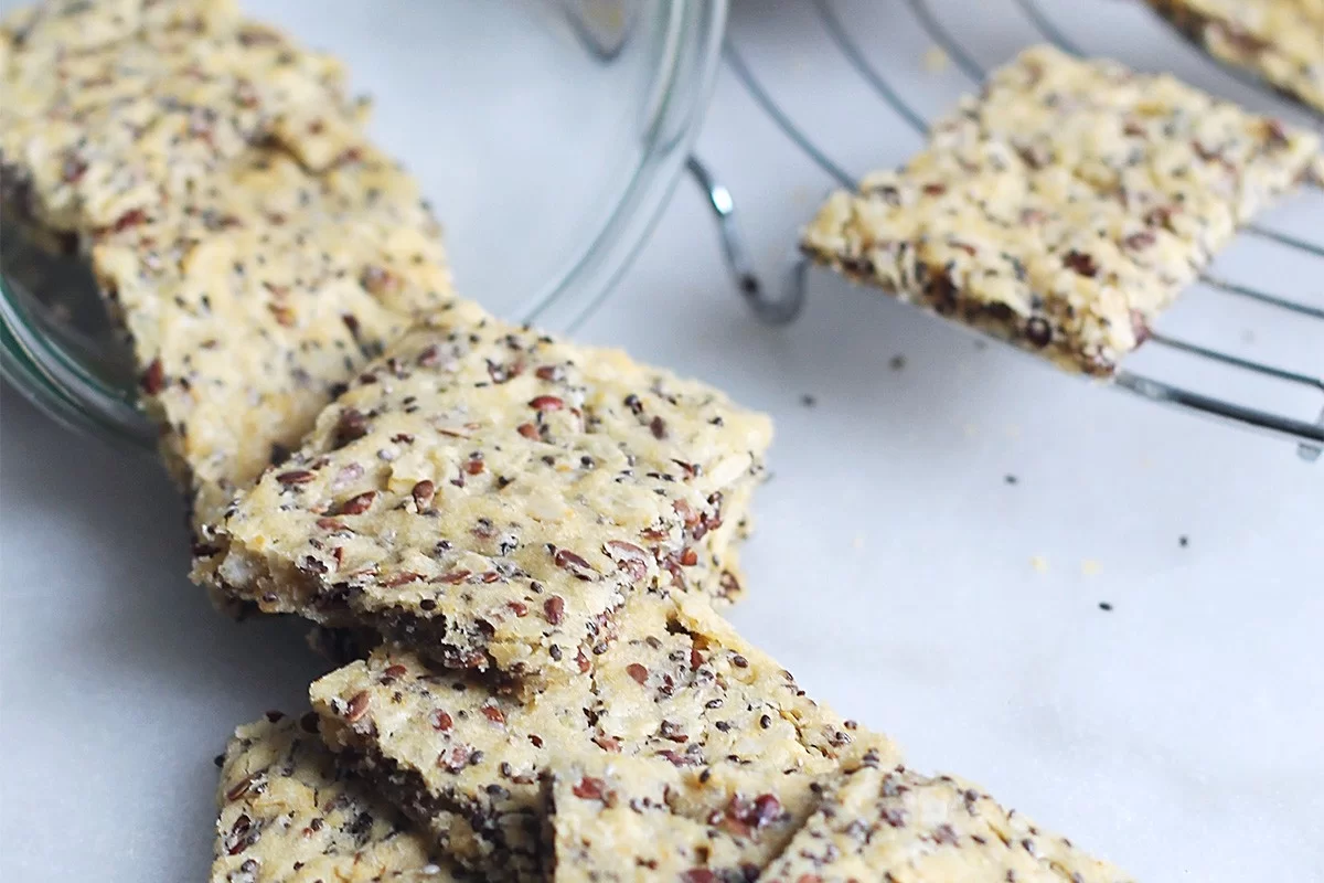 Homemade gluten-free crackers - by Coups de Food