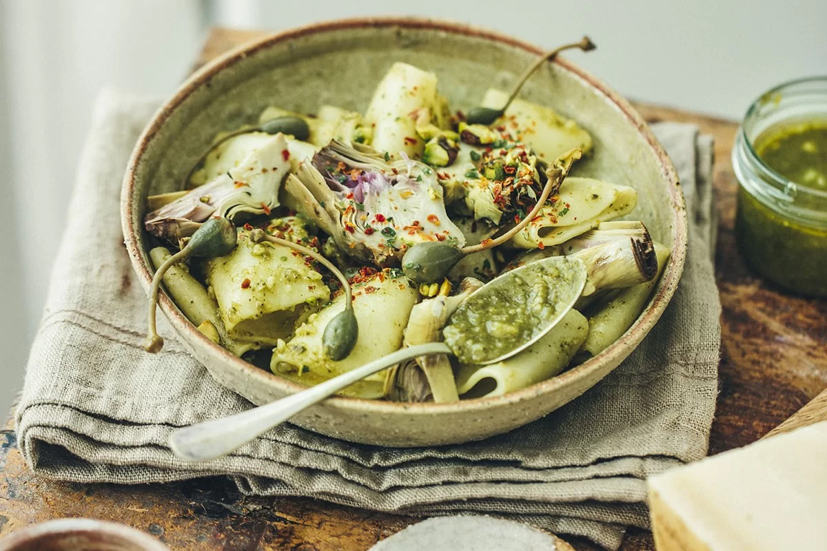 Pâtes au pesto, artichauts à la romaine et câprons