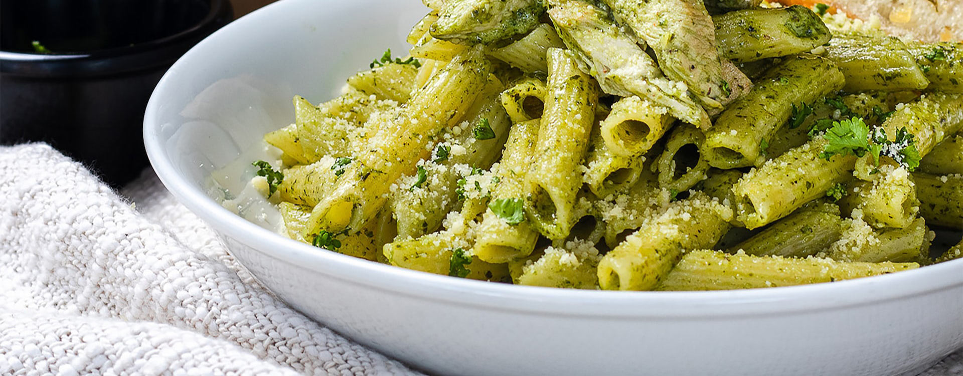 Salade de penne au pesto, pistache et jambon à l'os