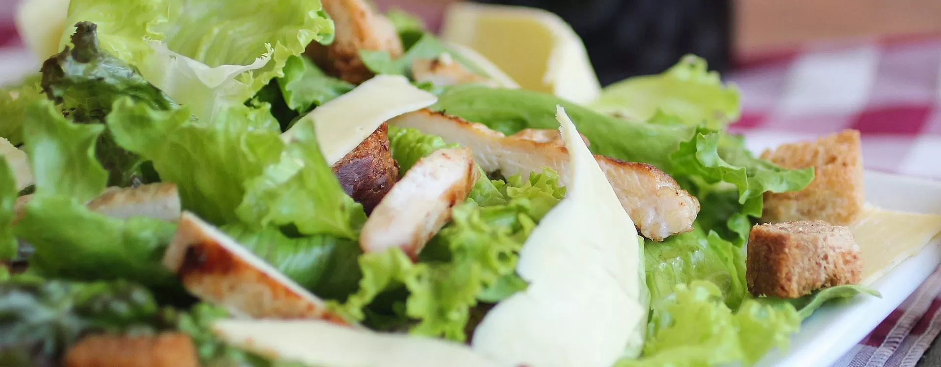 Salade au poulet et aux fruits secs, vinaigrette de miel et ciboulette