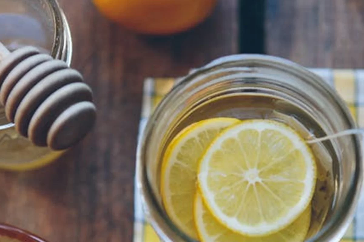 LEMON, HONEY AND CINNAMON DETOX WATER