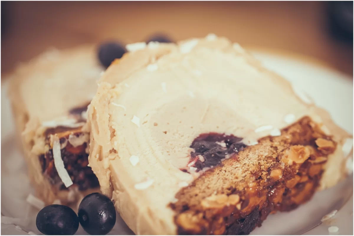 Crunchy Yule log with almonds, chestnuts and blackcurrants