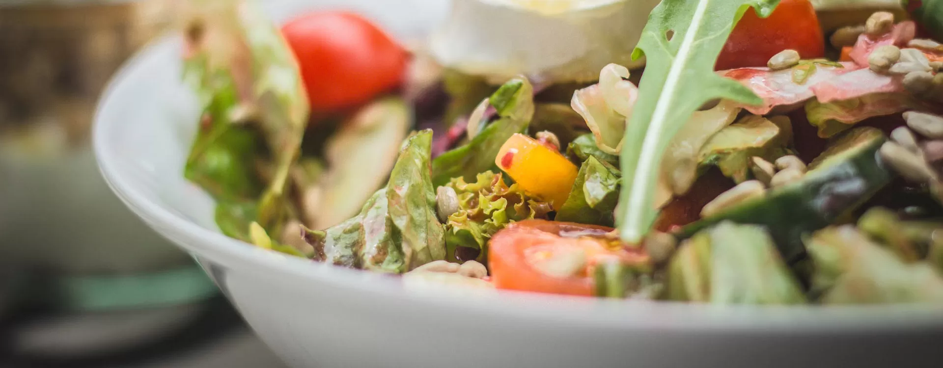 Salade végétarienne de semoule, pois chiches, tomates confites et épinards à la coriandre